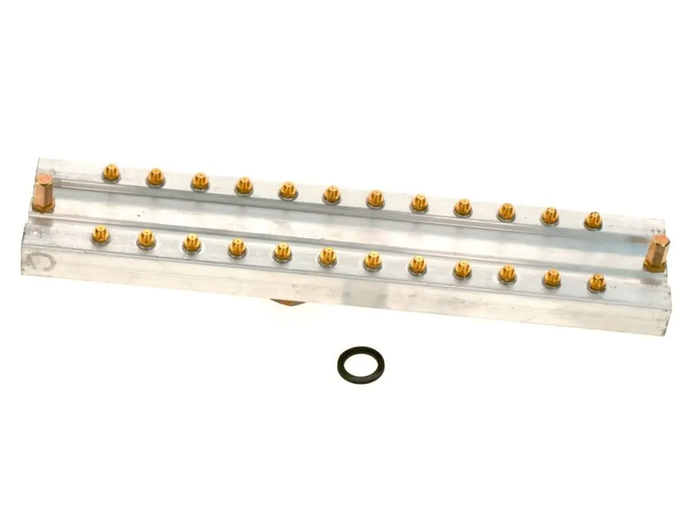 Düsenplatte aus Aluminium mit mehreren goldenen Düsen, Bestandteil eines Systems von Bosch zur Beförderung von Flüssigkeiten oder Gasen. O-Ring separat im Bild sichtbar.